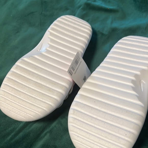 Brand new Nike Asuna slides - Picture 3 of 4